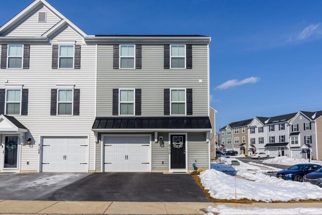 Building Photo - Beautiful 3bed, 2.5 bath in Harrisburg - Move in ready!
