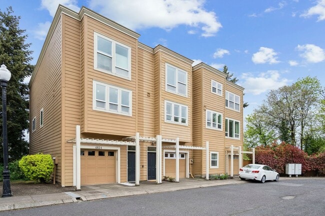 Building Photo - Spectacular SW Portland 2 bedroom Townhouse