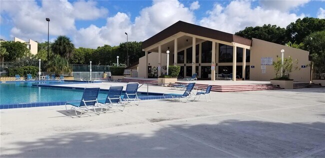Building Photo - 14201 N Kendall Dr Unit 405D