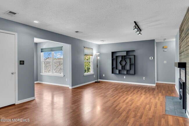 Photo - 106 Frontier Way