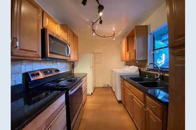 Building Photo - 2432 Lemon Tree Ln Unit B Rental