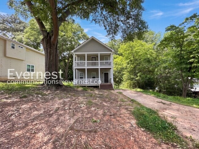Building Photo - 3 Bed, 2.5 Bath Home with Off-Street Parking / Pet-Friendly / Coming Soon!