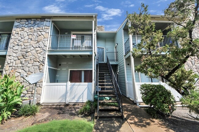 Building Photo - 3758 Tanglewilde St Unit 6 Rental