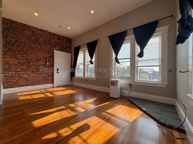 Building Photo - 44 Pingree St Unit 5