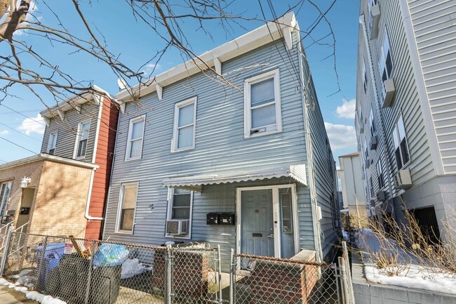 Building Photo - 66 Chestnut Ave Unit 1