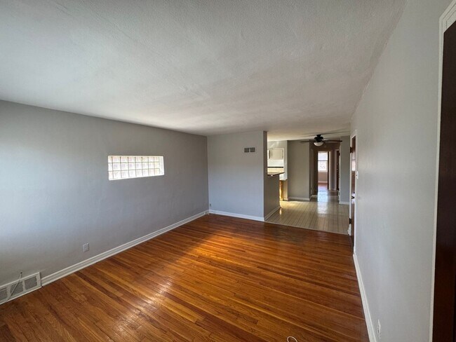 Photo - 4519 Jamieson Ave Unit 4519-2S Jamieson