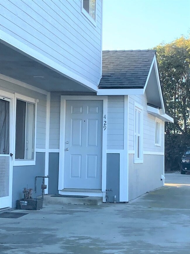 Building Photo - Remodeled Tri-Plex Minutes Away from the Beach!