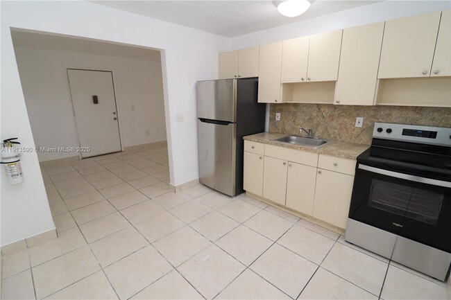 Building Photo - 1828 NW 19th St Unit 3