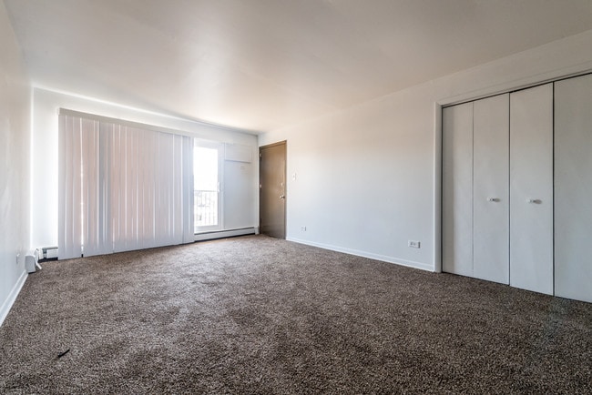 Disfruta de una amplia sala de estar como entres a tu nuevo apartamento. - 1121 W 127th St