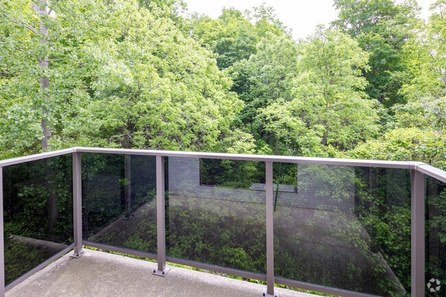 2 BR, 1 BA - 806 SF