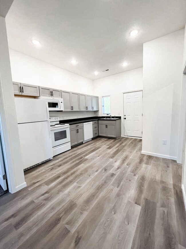 Photo - Like NEW 2 Bedroom, 2 Bath House, Appliances Included, Very VERY NICE !!!