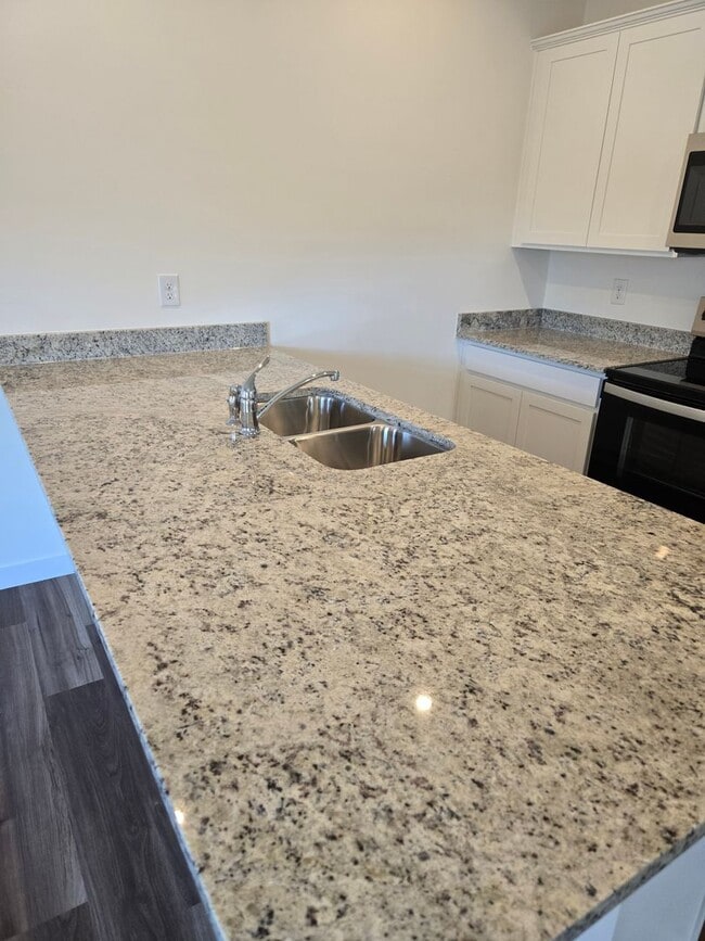 Photo - 4Bedroom 2.5Bathroom Townhouse!