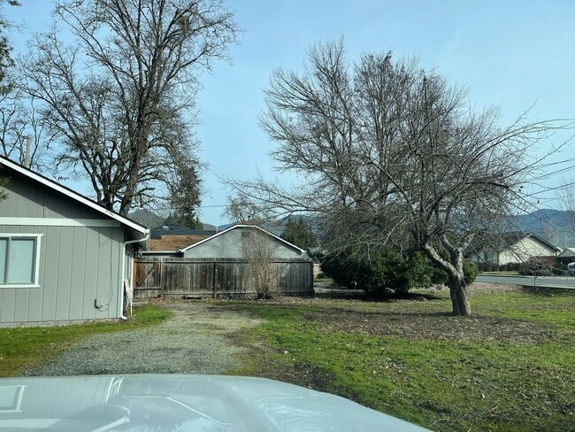 Building Photo - Quaint 1 Bedroom, 1 Bath Home in Grants Pass