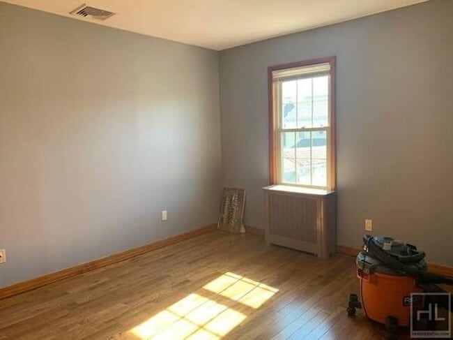 Spacious 2-Bedroom Apartment – Hardwood Fl... - Spacious 2-Bedroom Apartment – Hardwood Fl... Unit 2