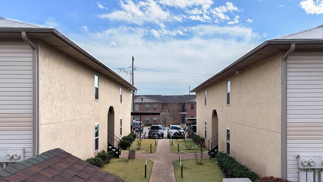 Exterior en W. Hickory St. - Pecan Grove Apartments