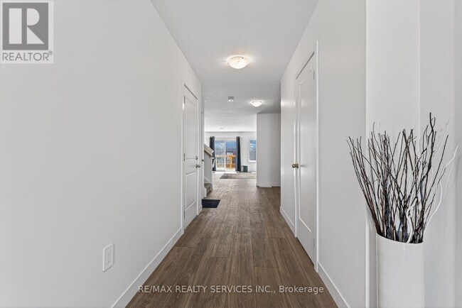 Photo - 95 Queensbrook Cres