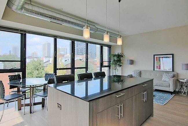 Photo - 215 W Scott St