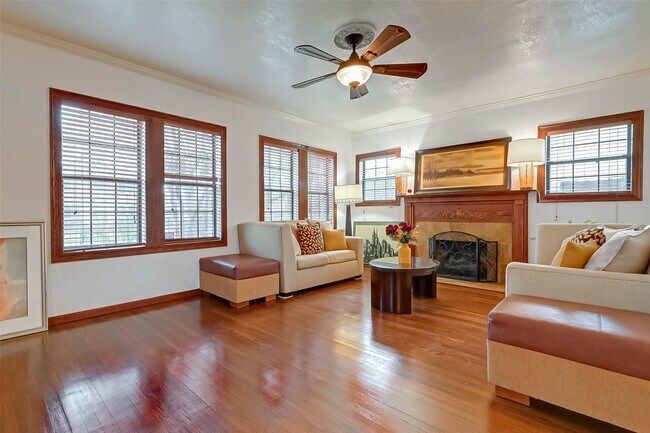 Photo - 2412 Oakdale St