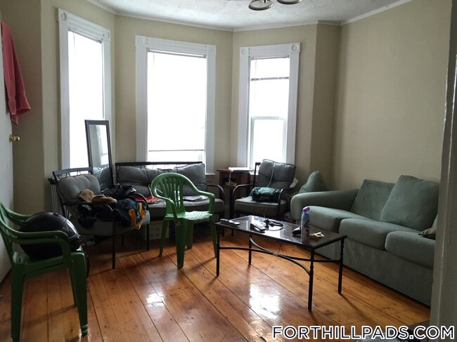 Building Photo - 160 Centre St