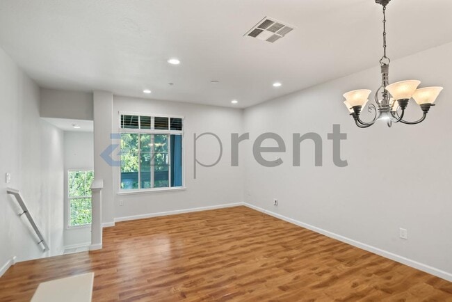 Photo - 722 Kingsford Way