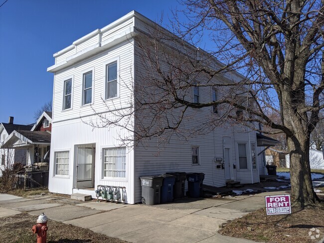 Building Photo - 1002 Prouty Ave Rental