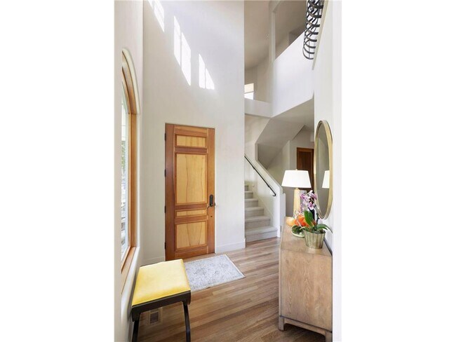 Photo - 745 Rice St E