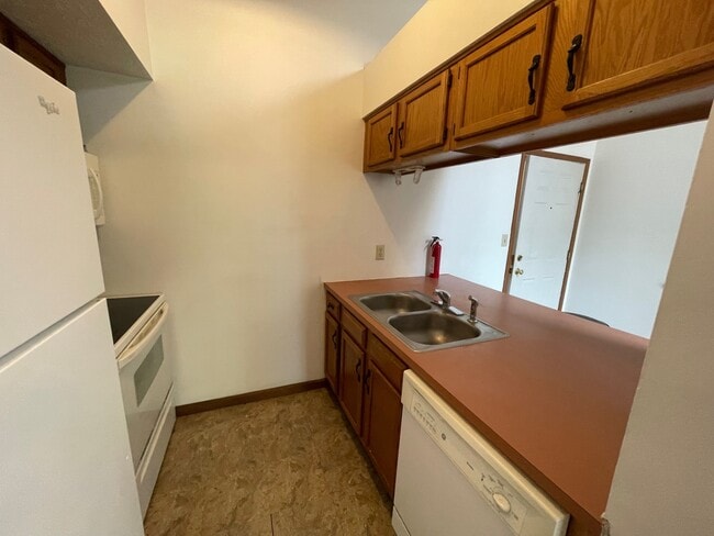 Kitchen - Leslie Manor Apartments