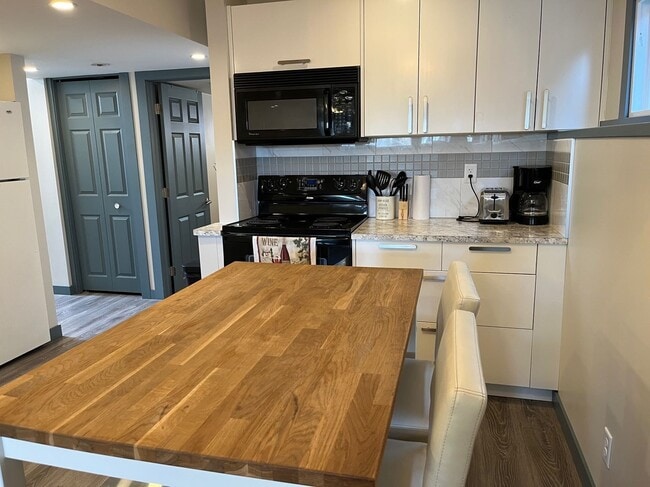 Photo - 3 Bed 1 Bath Unit in Ponoka, AB Unit B
