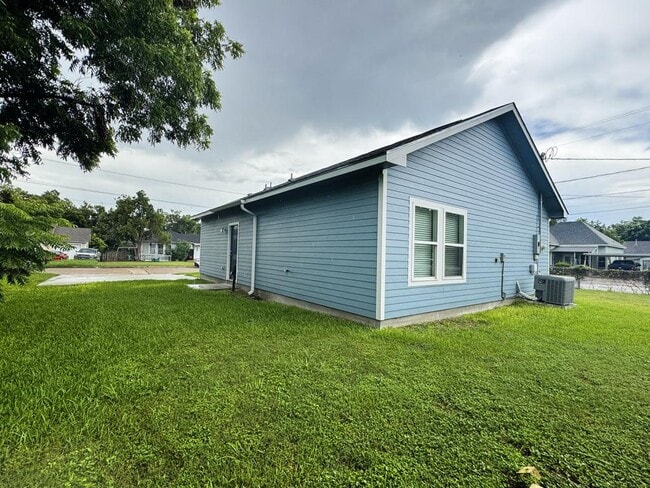 Photo - 1408 N De Leon St