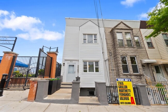 Building Photo - 822 Palisade Ave