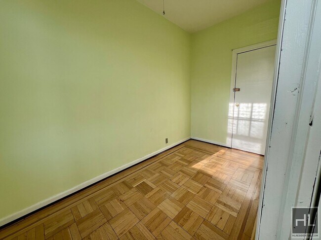 Photo - 3.5BR 2BA Massive Townhouse w/ Sunroom & Optional Private Parking In Maspeth Unit 2