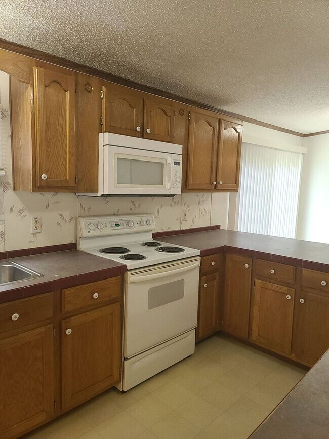 Photo - Large Home on Nearly an Acre! ACT NOW! ***RENT SPECIAL : 1/2 OFF FIRST MONTH OF RENT!!!