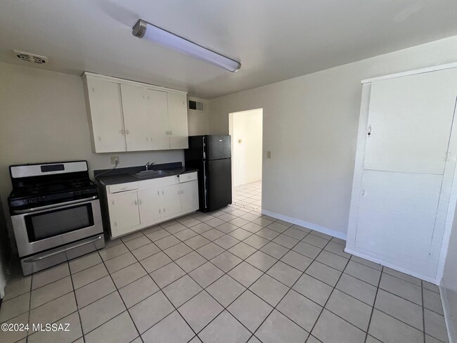 Photo - 4123 E North St