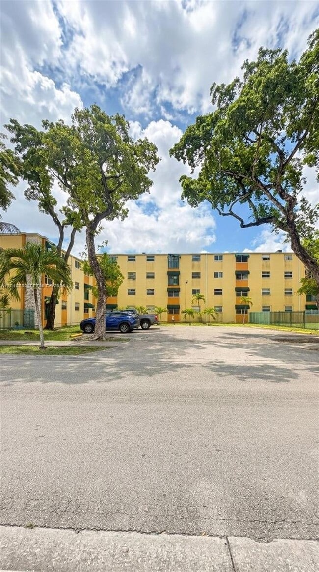 Building Photo - 666 W 81st St Unit 316