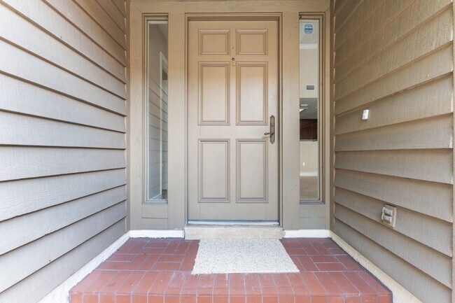 Photo - Stunning 3 BR/2 BA/2 Garage Single Family Home in highly sought-after Sweetwater Oaks!