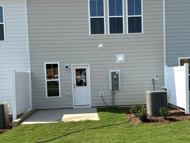 Photo - 556 Glen Clova Dr