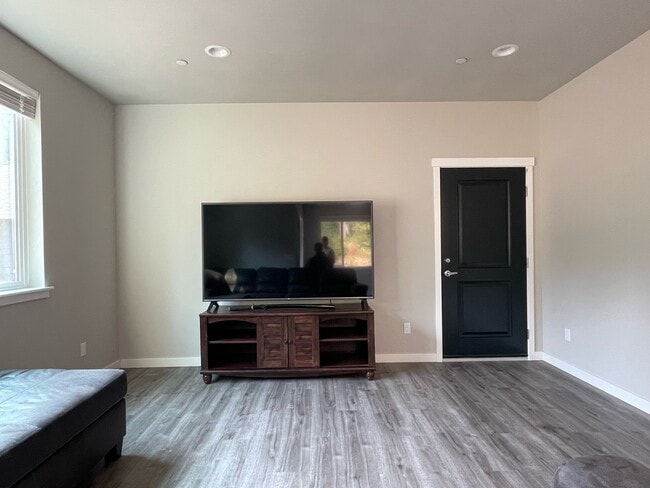 Photo - Silverdele ADU