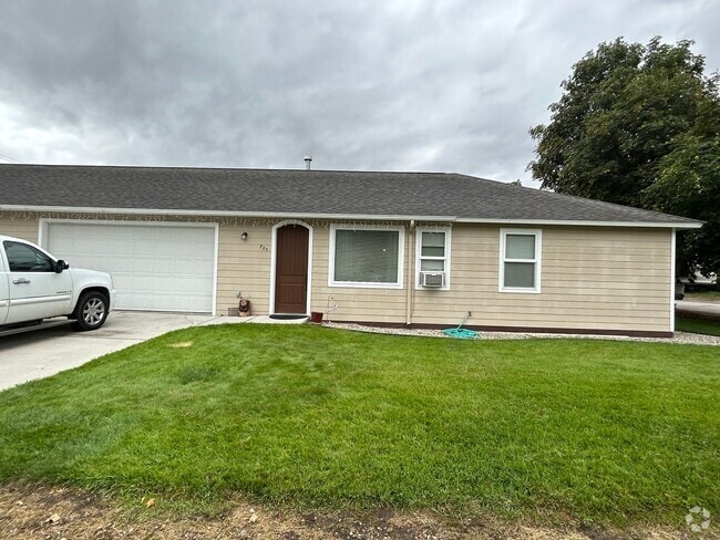 Building Photo - 2 bed 1.5 bath home