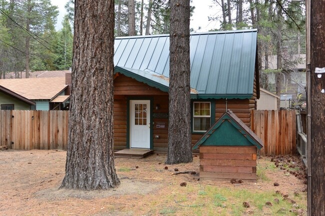 UNFURNISHED Quaint Cabin in Great Location - UNFURNISHED Quaint Cabin in Great Location House
