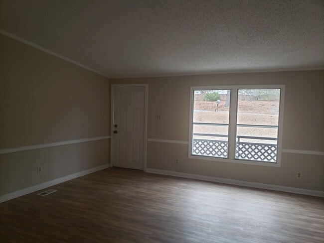 Photo - 1017 Dunvegan Dr