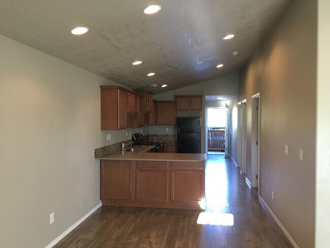 Photo - 2 Bedroom / 1 Bath Single Level Duplex in ...