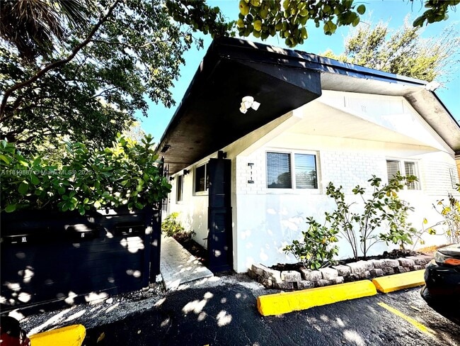 Building Photo - 111 NW 7th Ave Unit 1