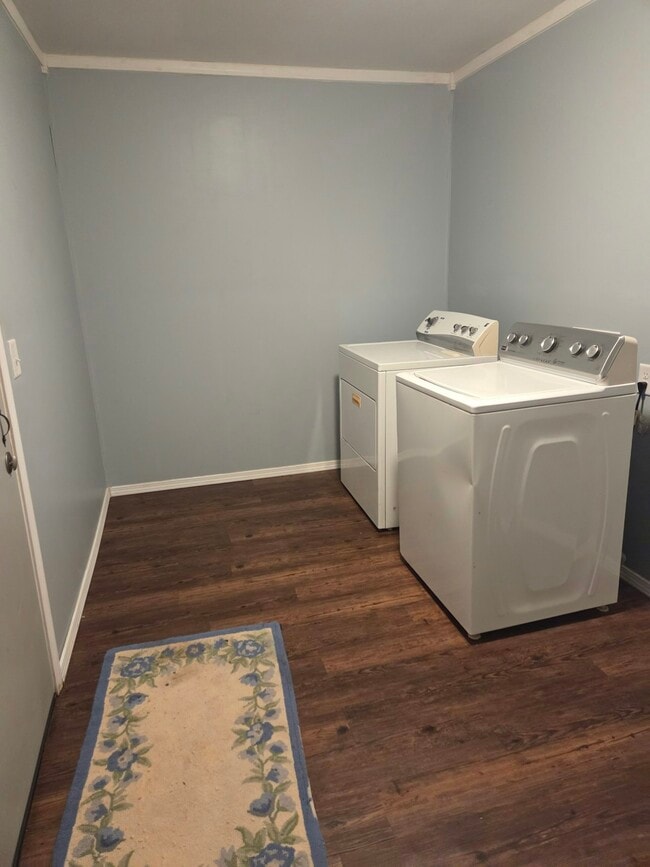 Photo - 719 W Faulkner St
