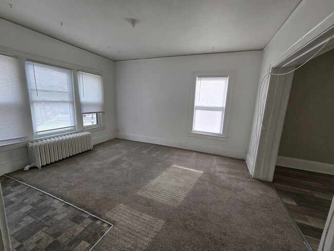 Building Photo - 1335 S 21st St Unit 1335 s. 21st street Upper