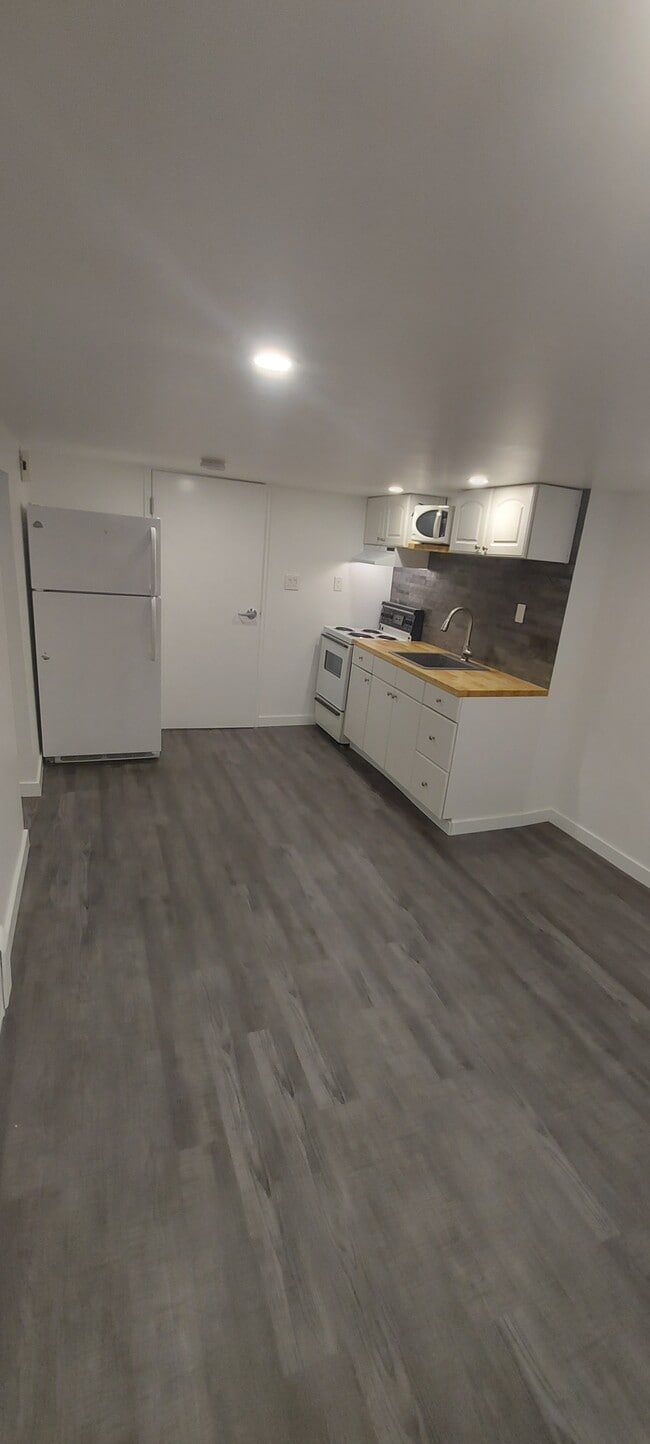 Photo - 74 Burnaby Blvd