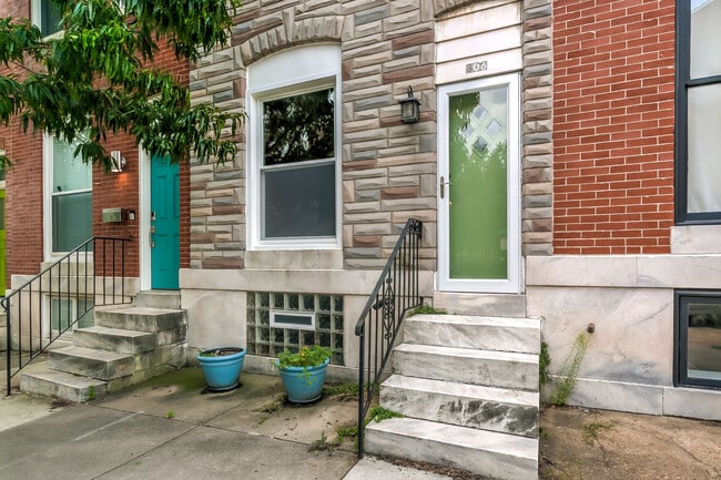 Building Photo - 806 S Clinton St Rental