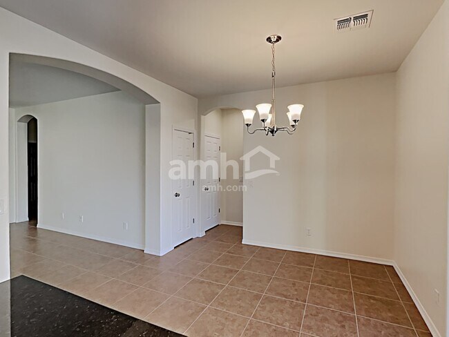Photo - 868 Basswood Ave