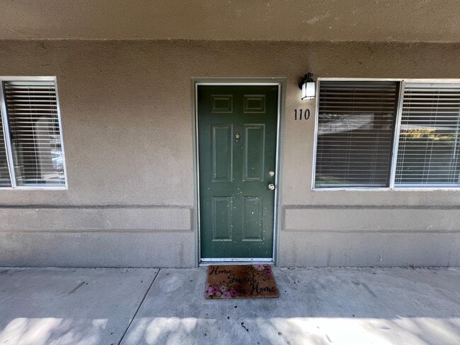 Building Photo - 1262 N Marks Ave Rental