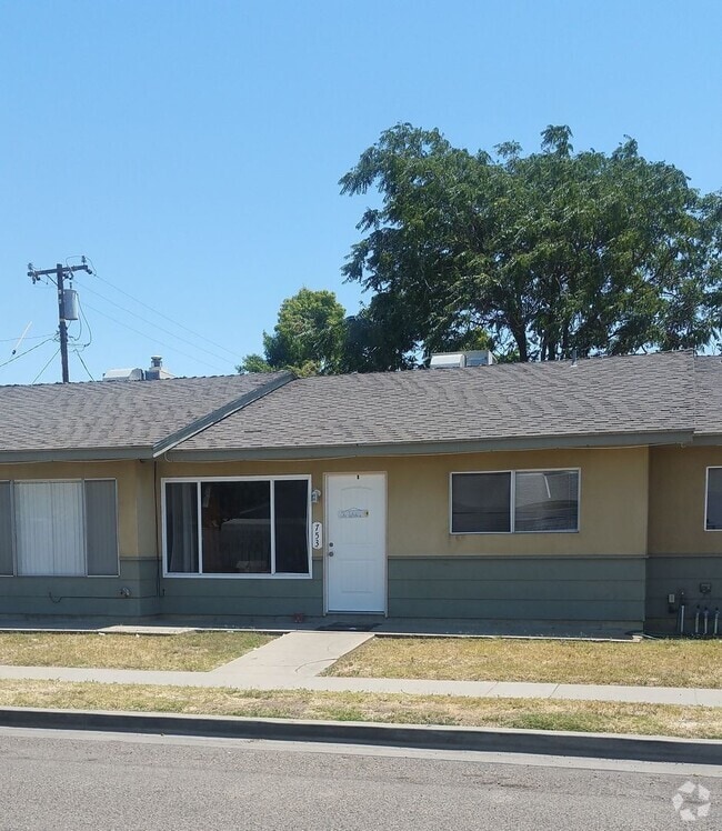 Building Photo - 2 Br 1 Ba available Now Rental