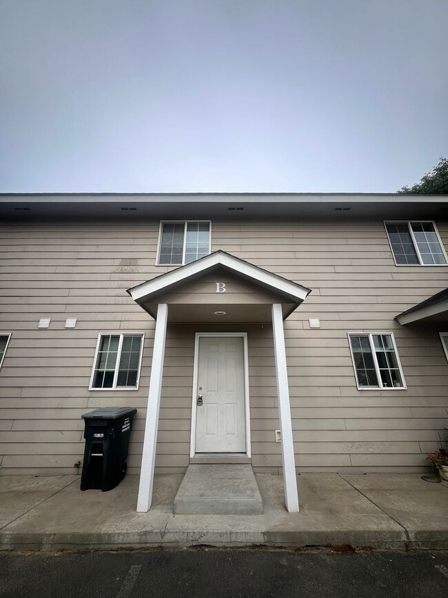 Building Photo - 1713 W Fern Dr Unit B Rental